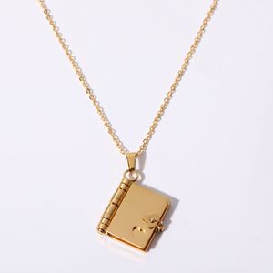 <span class=keywords><strong>Collana</strong></span> con libro con lettere iniziali personalizzate <span class=keywords><strong>di</strong></span> moda donna uomo 18K gioielli in acciaio inossidabile con medaglione inciso in oro 18K - Product Image 1