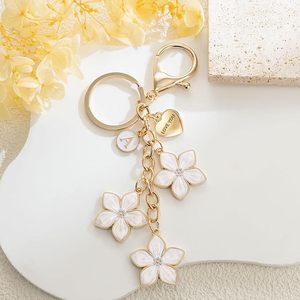 Nuevo Llavero Elegante y Creativo con Forma de Corazón y Flor, de Aleación de Zinc, con 26 Letras, Colgante para Bolso de Mujer - Product Image 4
