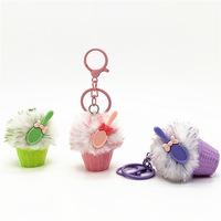 Porte-clés Pompon Cupcake Kawaii en Gros, Breloque de Sac Gâteau Muffin en Fausse Fourrure Moelleuse avec Mini Cuillère et Nœud