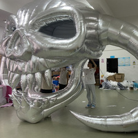 Tête de crâne de démon gonflable géante argentée métallique avec longues cornes, crâne de monstre pour la décoration d'événements d'Halloween, de maisons hantées et de scènes