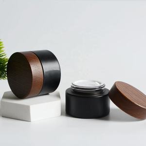 Fournisseur direct d'usine 5g 15g 30g 50g 100g Pot en verre rond givré noir avec couvercle en bambou véritable pour emballage cosmétique - Product Image 4