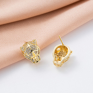 Pendientes de tuerca con forma de pantera de circonita chapados en oro para mujer, elegantes joyas del zodiaco animal, accesorio de moda para fiestas - Product Image 4
