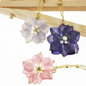 Collana da Donna Regolabile Placcata Oro 18k con Resina Epossidica Naturale e Fiore di Giugno (Delphinium Grandiflorum) - Product Image 2