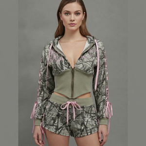 Ensemble 2 pièces camouflage pour femme : Crop top à capuche avec manches lacées et short en tissu tricoté sportif à nœud, idéal printemps-été - Product Image 1