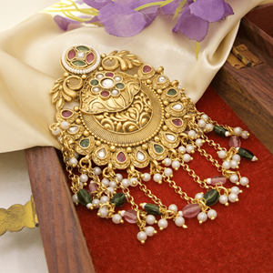 Broche à cheveux plaquée or avec pierres multicolores, perles et motifs de bijoux de mariée indiens traditionnels ornés pour femmes - Product Image 4