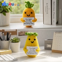 Handgemaakt gehaakt bij-ananas amigurumi knuffeldier met positieve kaart voor bureaudecoratie