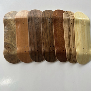 Mini-skateboards en bois d'érable personnalisés avec grip tape, cadeau de fête - Product Image 4