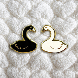 Spilla in metallo smaltato personalizzata con logo, design coppia di cigni, senza minimo d'ordine, all'ingrosso - Product Image 3