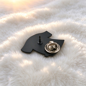 Broche de Esmalte Personalizado con Letras, Insignia de Metal Dorado para Ropa, Broche con Logotipo Personalizado para Prendas - Product Image 3