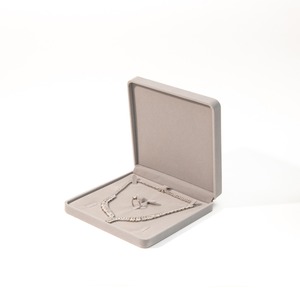 Caja de terciopelo personalizada para conjunto de collar y pendientes, caja de joyería de alta gama para conjunto de tres piezas. - Product Image 6