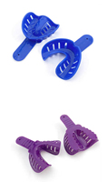 Plateau de moulage dentaire en plastique avec surface de rétention perforée, poignée intégrée et option de personnalisation des couleurs