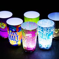 Individuelles Logo 12/14/16oz PS Kunststoff Leuchtender LED-Getränkebecher Bar-Zubehör Flüssigkeitsaktivierter Leuchtender LED-Glasbecher für Partys und Bars