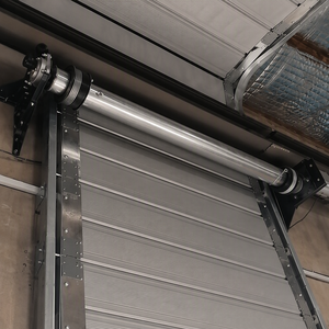 Porte sectionnelle industrielle résistante au <span class=keywords><strong>vent</strong></span> en acier robuste à levage vertical pour extérieur d'usine - Product Image 4