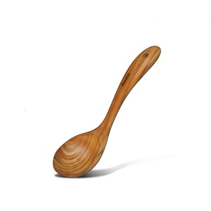 Cuillère à soupe en bois Janeva, fabriquée en teck massif et de qualité alimentaire, offre un ustensile naturel, durable et élégant. - Product Image 1