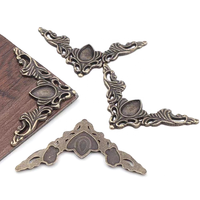 Accessoires de décoration métalliques de luxe européens, motif triangle ajouré, multicolores, pour coins de boîtes cadeaux, applique en dentelle à angle droit