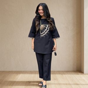 Kurta Negra de Algodón para Mujer con Diseño Bordado, Corte Holgado, Estilo Tradicional Indio-Pakistaní, Conjunto Informal con Pantalones hasta el Tobillo - Product Image 3