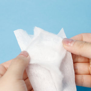 Rouleau de coton composite <span class=keywords><strong>à</strong></span> jet d'<span class=keywords><strong>eau</strong></span> doux <span class=keywords><strong>à</strong></span> 3 couches, largeur 90 cm, 150-180 GSM - Matériau de base pour tampons de coton cosmétiques, <span class=keywords><strong>démaquillant</strong></span>, tonique - Product Image 4