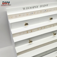 Meuble de rangement et de présentation de bijoux à 4 niveaux blanc personnalisé avec poignées en coquille dorée et logo métallique sur mesure