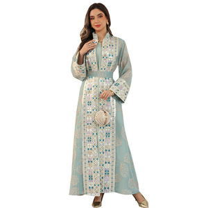 <span class=keywords><strong>Abito</strong></span> <span class=keywords><strong>Lungo</strong></span> Musulmano di Lusso Dubai 2026 in <span class=keywords><strong>Chiffon</strong></span> con Ricamo Geometrico Multicolore, Collo alla Coreana, <span class=keywords><strong>Maniche</strong></span> a Campana e Cintura - Outfit Modesto - Product Image 6