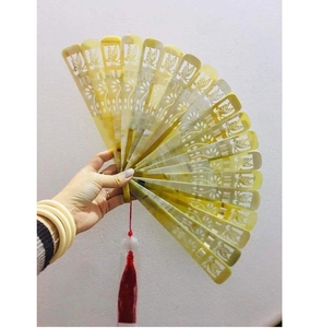 Abanico Plegable Decorativo de Cuerno de Búfalo Amarillo Artístico con Tallado Fino para Souvenirs y Bodas de Alta Gama - Product Image 1