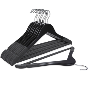 Cintre en bois LINDON personnalisé en velours antidérapant pour costumes et manteaux, idéal pour l'affichage en boutique de vêtements - Product Image 1