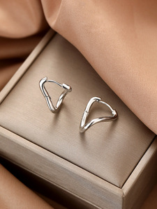 Pendientes de <span class=keywords><strong>Plata</strong></span> de Ley 925 con forma de triángulo geométrico, <span class=keywords><strong>aros</strong></span>, estilo minimalista personalizado para mujer - Product Image 3