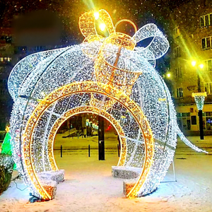 L'arche lumineuse à boules blanc chaud ajoute une touche d'élégance aux entrées de hôtels, de complexes hôteliers, de jardins et aux événements hivernaux haut de gamme. - Product Image 1