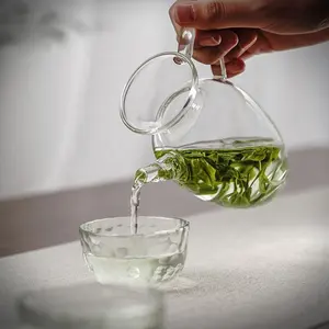 手工制作的健康古风中式玻璃茶壶，带玻璃泡茶器，用于饮用茶水