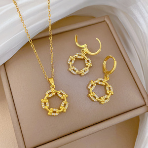 Nuova Tendenza Moda Set di Gioielli da Donna con Collana e Orecchini con Pendente Rotondo in Acciaio Inossidabile Placcato <span class=keywords><strong>Oro</strong></span> 18K con Zirconi Brillanti - Product Image 3