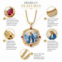 Pendentif personnalisé avec la Vierge Marie, Jésus et San Carlo Acutis, incrusté de rubis, motif émaillé pour objet religieux