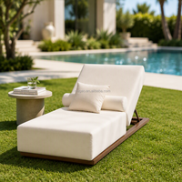 Chaise longue de luxe d'extérieur inclinable, chaise de plage moderne en bois massif, lit de piscine rembourré, transat de resort pour hôtel et patio