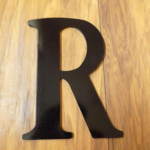 Lettre R en fer forgé noir, décoration murale extérieure pour jardin, résistante aux intempéries, décoration de patio - Product Image 1