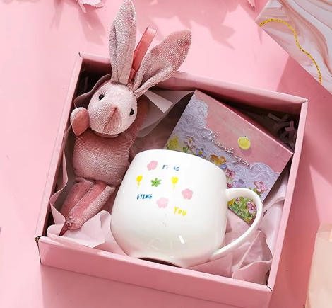 ciondolo a forma di coniglietto con fiorellino rosa e tazza