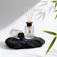 Bouteille diffuseur de parfum en verre givré personnalisable 30ml 50ml, vide, transparente, violette, rouge, de luxe, pour chambre d'hôtel, rechargeable, avec impression sérigraphique