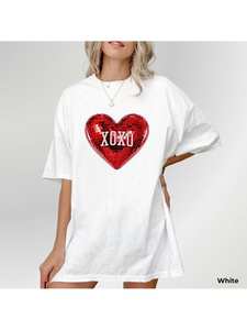 Maglietta Disco Ball Heart Tee XOXO Valentine bianca, vestibilità ampia, manica corta, girocollo, stampa glitter, stile casual, primavera estate - Product Image 1