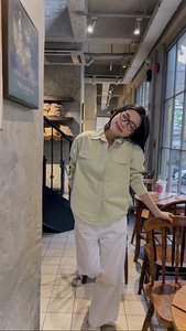 Chemise kaki en coton de qualité supérieure pour femme KK2T, coupe élégante et classique avec poches cargo boutonnées, chemisier ample avec poches sur la poitrine - Product Image 2