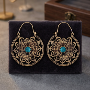 Boucles d'oreilles créoles en laiton style bohème tribal avec pierre turquoise et motif floral pour mariage, fête, fiançailles ou cadeau - Product Image 1