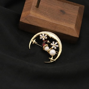 Broche de Pérola Cultivada Artesanal para o Mercado de Artesãos, Design Único, Presente Feito à Mão para Ela, Joia para Ocasiões Especiais - Product Image 2