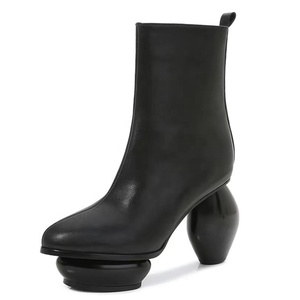 Botines de tacón redondo único para mujer, de charol plateado, con plataforma alta, botines cortos personalizados con decoración de leopardo y detalles metálicos. - Product Image 4