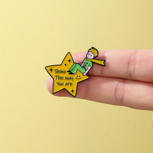 Spilla in metallo smaltata Il Piccolo Principe, con Rosa, Volpe e Cielo Stellato, grazioso accessorio per amanti dei libri, per zaino e giacca - Product Image 4