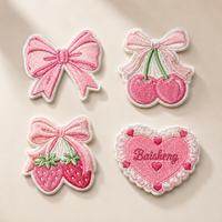Patch brodé OEM rose et blanc en textile, formes décoratives, bordure en satin, logo, illustration, pour vêtements et accessoires