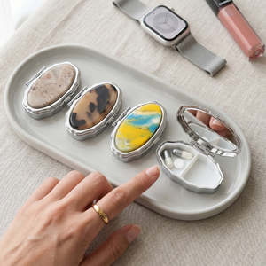 Pastillero Redondo Clásico, Organizador de Pastillas con Marco de Plástico, 2 Compartimentos, Estuche de Medicamentos de Viaje, Tamaño de Bolsillo, Plateado y Dorado - Product Image 5