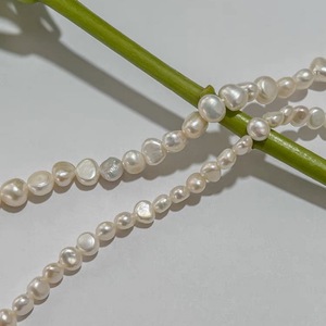 Collar de Clavícula de Oro de 14K Moderno y Versátil, Collar de Perlas Naturales de Agua Dulce de Alta Calidad para Mujer, Luz Intensa - Product Image 2