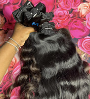 Cheveux humains vierges bruts non traités, bouclés style Caraïbes, alignés aux cuticules, provenant du Cambodge et du Vietnam, en lots, pour revendeurs