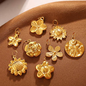 Colgantes y dijes de moda de acero inoxidable 316L chapados en oro PVD de 14K y 18K personalizados para hacer joyas, dijes de flores para pulseras. - Product Image 3