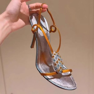 <span class=keywords><strong>Sandalias</strong></span> de <span class=keywords><strong>tacón</strong></span> de aguja con diamantes de imitación de satén naranja para mujer, novedad de verano 2026, con punta abierta, correa al tobillo y suela de goma, ideales para fiestas y moda. - Product Image 1