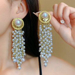 Orecchini Lunghi con Perle e Nappine, Orecchini Vintage di Alta Gamma, Orecchini Stile Palazzo per Donne - Product Image 2