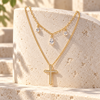 Collier minimaliste délicat à double croix superposée, élégant et de haute qualité, en laiton plaqué or 14 carats, pour femmes, de la marque ARNAN