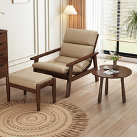 Fauteuil simple moderne minimaliste italien avec structure en bois et coussin moelleux, fauteuil de détente avec accoudoirs confortables