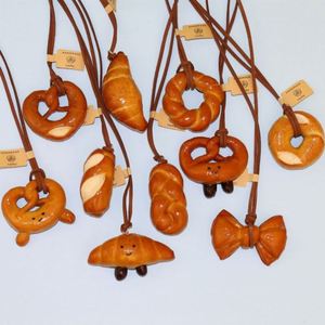 Llavero de simulación de pan alcalino hecho a mano - Colgante de pretzel para espejo retrovisor de coche, regalo único con temática de comida para panaderos - Product Image 1